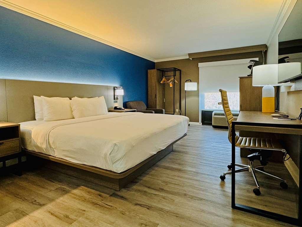 Comfort Inn & Suites Houston I-10 West Energy Corridor Room photo